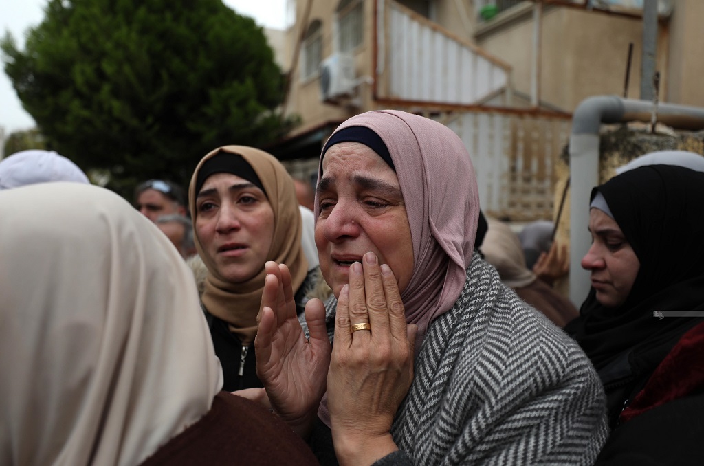 مواطنات يبكين خلال تشييع جثمان الشهيد أمير أبو خديجة في طولكرم (تصوير: وفا عواد/وفا)